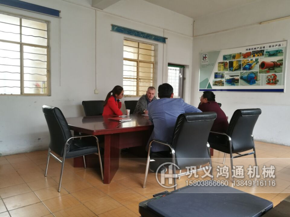 俄罗斯客户来我厂选购对辊破碎机