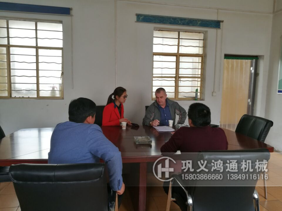 俄罗斯客户来我厂选购对辊破碎机